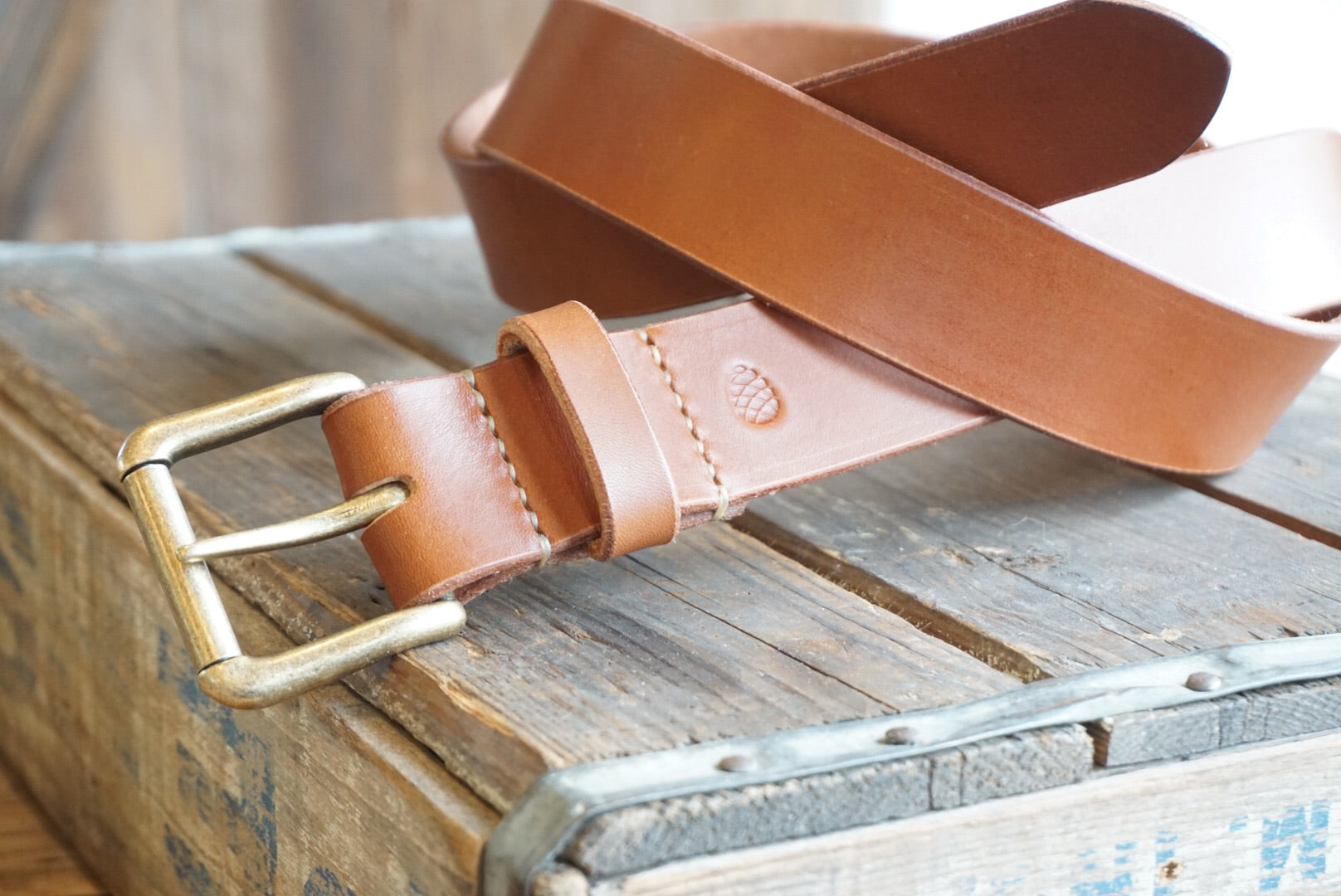 1.5 Light Brown Vegetable Tanned Leather w/buckle, Classic in Antiqued Gold